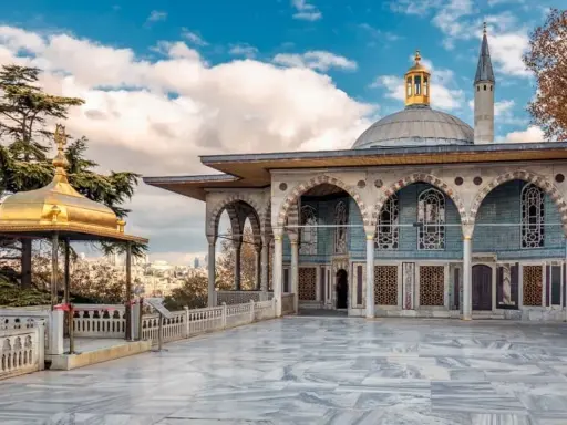 Goldene Kuppel und osmanische Architektur im Topkapi Palast, ein absolutes **Istanbul must see**.