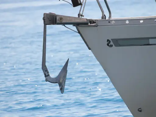 Ancre de bateau prête à être déployée. Elle montre comment fonctionne une ancre de bateau : elle s'enfonce dans le fond marin pour stabiliser le navire.