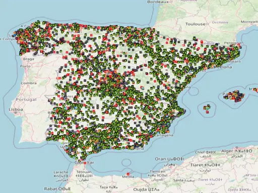 Mapa de España y Portugal con miles de puntos de recarga para coches eléctricos.