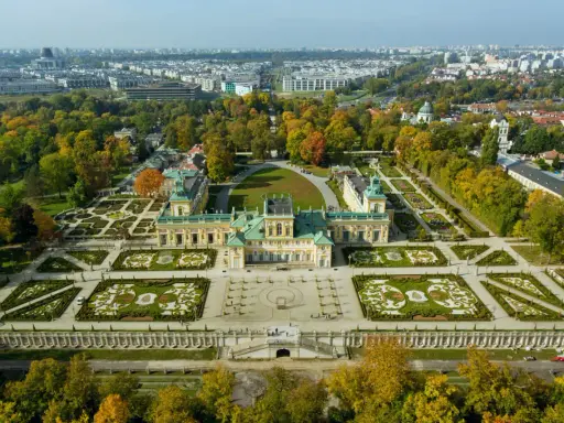 Pałac w Wilanowie z barokowymi ogrodami to wspaniałe darmowe atrakcje Warszawa. Jesienne liście dodają uroku.
