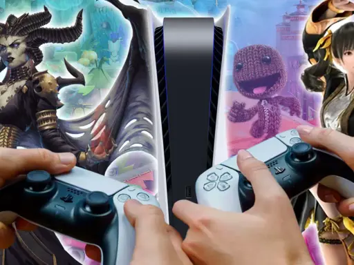 Manos sujetando mandos de PS5 para juegos de 2 jugadores en la misma pantalla, con personajes de fantasía y Sackboy.
