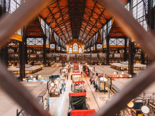 Budapest Geheimtipps: Die beeindruckende Markthalle mit ihren vielen Ständen und dem architektonischen Dach ist ein Muss.