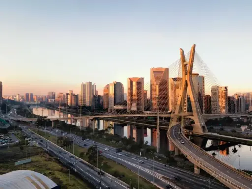 Sonnenuntergang über der Skyline von São Paulo, mit dem Ponte Estaiado und dem Fluss Tietê.