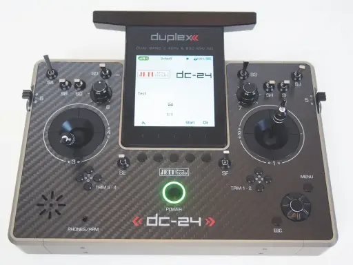 Jeti DS 24 v2 Fernsteuerung mit zwei Joysticks, vielen Schaltern und einem Touchscreen.