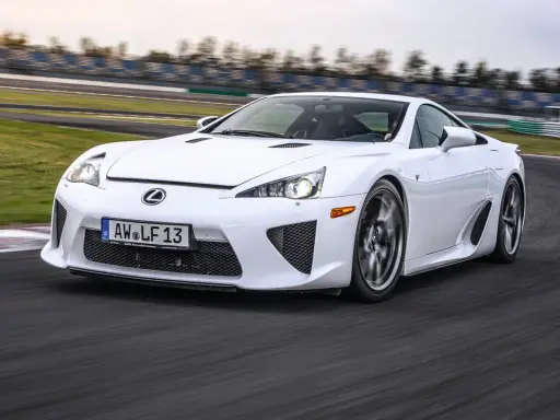 Weißer Lexus LFA auf Rennstrecke, ein Traumauto, dessen Lexus LFA Preis für Sammler unbezahlbar ist.