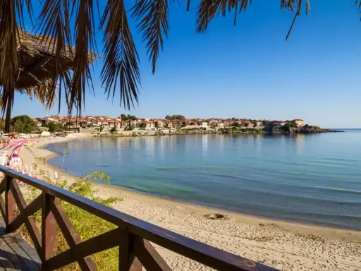 Bułgaria zachwyca spokojnym morzem i piaszczystą plażą. Widok na miasteczko z czerwonymi dachami zaprasza do odpoczynku.