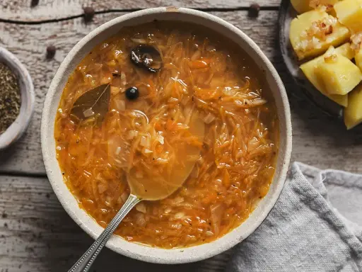Aromatyczna kapuśniak z warzywami, podany z ziemniakami. Idealne na chłodne dni, to właśnie są dobre zupy domowe.