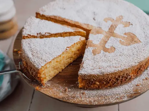 Ein köstlicher spanischer Kuchen, bestäubt mit Puderzucker und verziert mit einem Kreuzmuster.