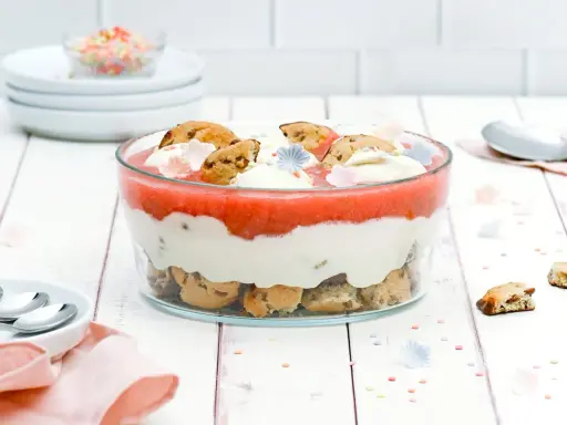 Schichtdessert mit Erdbeerpüree, Sahne und Keksen. Ein schnelles Party-Dessert, das alle lieben werden.