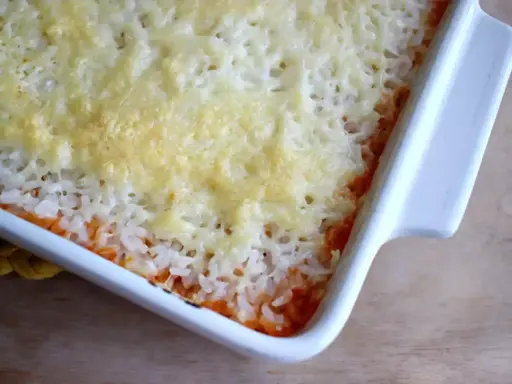 Ein Auflauf mit Reis und Tomatensauce, überbacken mit geschmolzenem Käse. Ein köstliches Gericht, das Lust auf mehr macht.