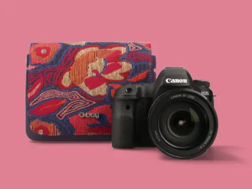 Fotografia produktowa: aparat Canon EOS z obiektywem i etui O bag w kolorowe wzory.