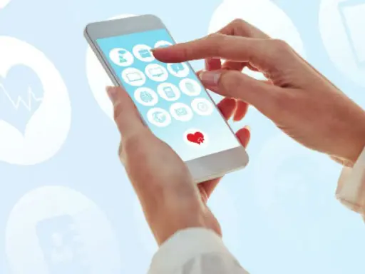 Une personne utilise une application santé smartphone avec des icônes médicales.