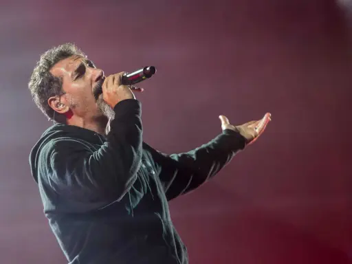Serj Tankian sjunger passionerat på scenen i Sverige. System of a Down levererar en oförglömlig show.