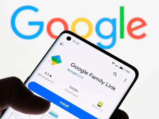 Telefon z aplikacją Google Family Link, która umożliwia blokadę rodzicielską na telefonie.