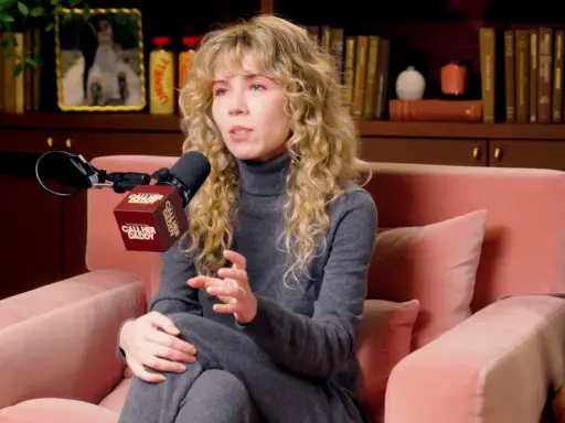 Jennette McCurdy parla con passione, seduta su un divano rosa, con un microfono "Call Her Daddy" davanti.