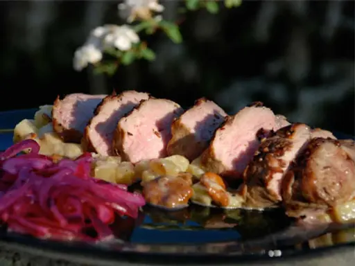Saftig grillad lammfile med potatis och rödlök. En perfekt sommarrätt.