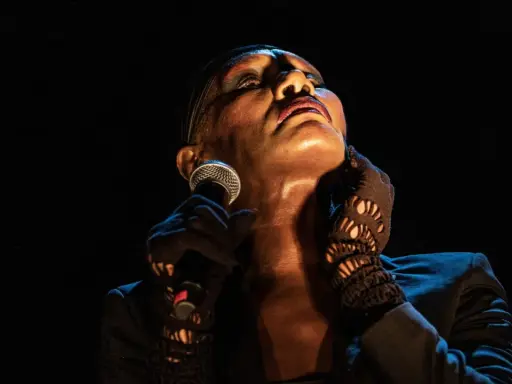 Grace Jones idag, med mikrofonen i handen och blicken uppåt, utstrålar ikonisk scenenergi.