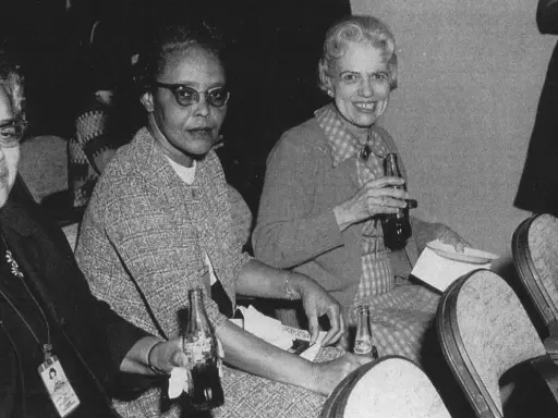 Tre donne sorridono, una tiene una Coca-Cola, ricordando le figure nascoste del film.