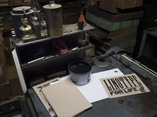 Co to jest print? To ręcznie drukowany plakat "LINOTYPE FOR LIFE" z użyciem czarnego tuszu, drewna i maszyny Linotype.