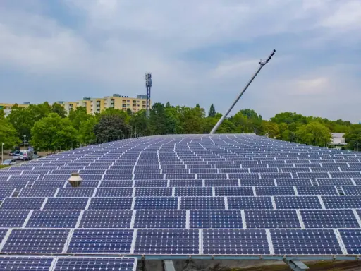 Große Solaranlage mit vielen Panels, die Energie für die Zukunft erzeugen. Die **EEG-Abschaffung** mag kommen, doch die Sonne scheint weiter.