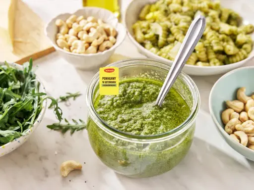 Świeże pesto z rukoli, orzechy nerkowca i makaron. Idealne składniki do pysznego dania.