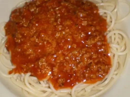 Porcja spaghetti z bogatym sosem bolońskim. Idealne pytanie: jakie mięso do spaghetti? Tutaj mielona wołowina w sosie pomidorowym.