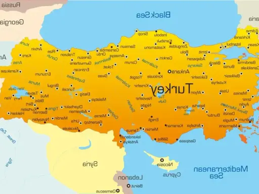 Mapa Turcji z zaznaczonymi miastami. Gdzie jest Antalya? Na południu, nad Morzem Śródziemnym.