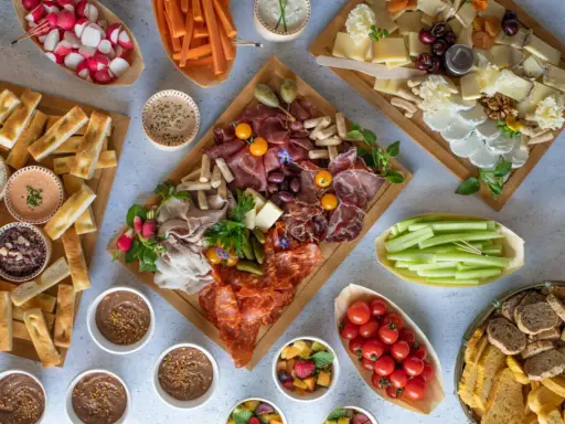 Un buffet, c'est une abondance de délices : charcuteries, fromages, crudités, pains et dips variés. Parfait pour partager !