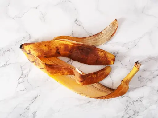 Nawóz ze skórek bananów: Do jakich kwiatów? Przepisy i sekrety