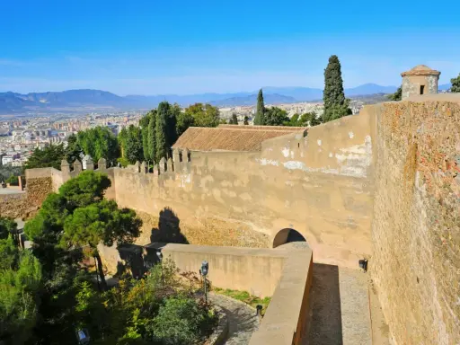 Blick über die Stadt Malaga von der Alcazaba, einer beeindruckenden maurischen Burg.