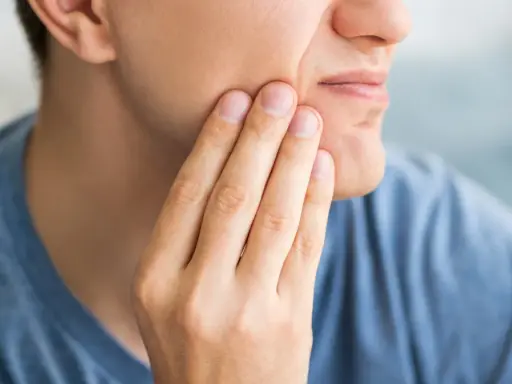 Spuchnięte dziąsła: Szybka ulga i kiedy iść do dentysty?