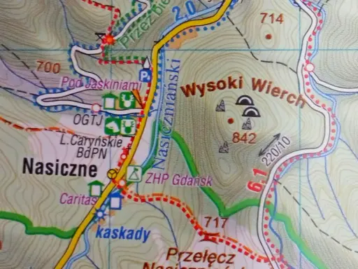 Mapa turystyczna Bieszczadów z zaznaczonymi szlakami, punktami widokowymi i jaskiniami. Widoczne nazwy: Nasiczne, Wysoki Wierch, Pod Jaskiniami.