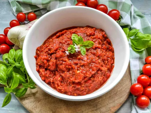 Hausgemachte Pizza Sauce, wie in der Pizzeria, mit frischen Tomaten, Knoblauch und Basilikum.