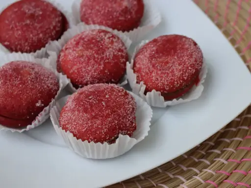 Dolcetti rossi ricoperti di zucchero, perfetti per scoprire cosa mangiare nelle Marche.