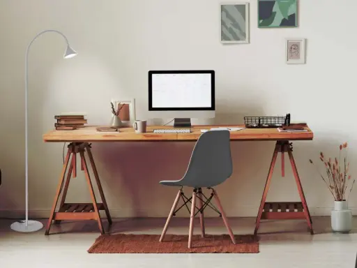 Bureau moderne pour le télétravail : bureau en bois, ordinateur, plante verte et lampe. Une belle idée bureau teletravail pour un espace fonctionnel et agréable.