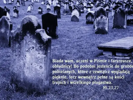 Stare nagrobki na cmentarzu, przypominające pobielane groby. Epitafium mówi o pozorach.