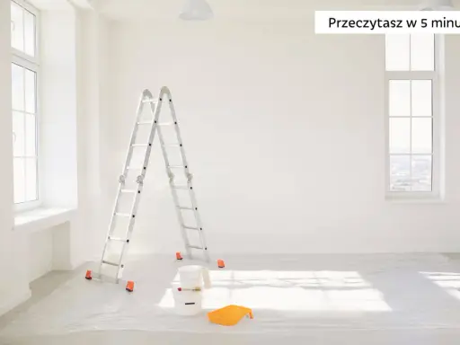 Drabina, wiadra i kuweta do malowania na folii ochronnej. Trwa sprzątanie po remoncie.
