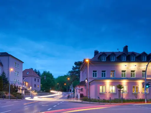 Parkhotel Güldene Berge in Harz bei Nacht, mit Lichtern und Spuren von Autos.