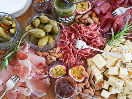 En härlig charkbricka med salami, prosciutto, ost, oliver, cornichoner och nötter. Perfekt för mingel! Här är några charkbricka tips.