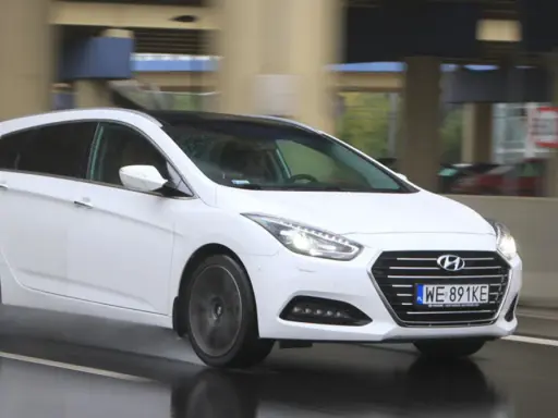 Biały Hyundai i40 1.7 CRDi na mokrej drodze, w ruchu miejskim.