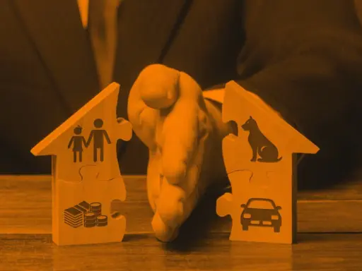 Rozdzielone puzzle w kształcie domów symbolizują podział majątku. Jednoosobowa działalność gospodarcza a podział majątku wspólnego – jak podzielić rodzinne dobra?