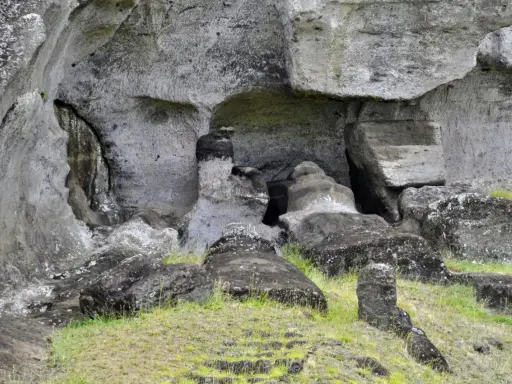 Kamienne posągi na Wyspie Wielkanocnej, wtopione w skalne zbocze, strzegą tajemnic przeszłości.