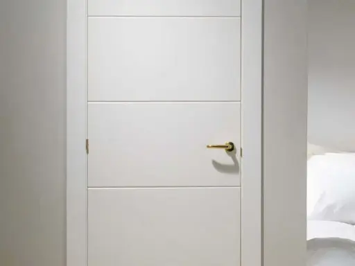 Puerta lacada en blanco con tirador dorado. Aprende como limpiar puertas lacadas en blanco para mantenerlas impecables.