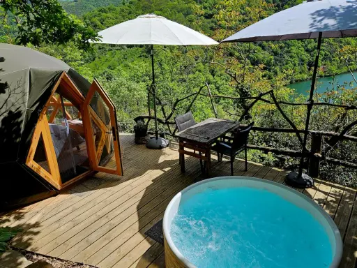 Relaks w domku na drzewie z widokiem na Gorges du Tarn. Jacuzzi, stół i zielone wzgórza.