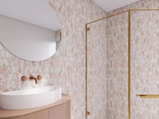 Elegancka łazienka z mozaiką imitującą marmur. Zastosowanie marmuru w łazience dodaje luksusu i stylu.