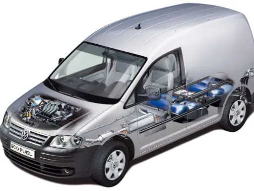 Volkswagen Caddy z silnikiem i zbiornikami na benzynę CNG.