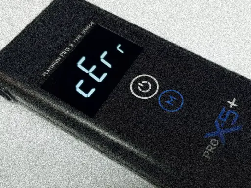 Czarny, nowoczesny tester z wyświetlaczem pokazującym "Err" i napisem "PLATINUM PRO X TYPE SENSOR".