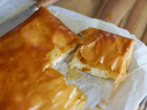Złocisty, chrupiący burek z serem, idealny na śniadanie. Poznaj turecki burek przepis i poczuj smak tradycji!
