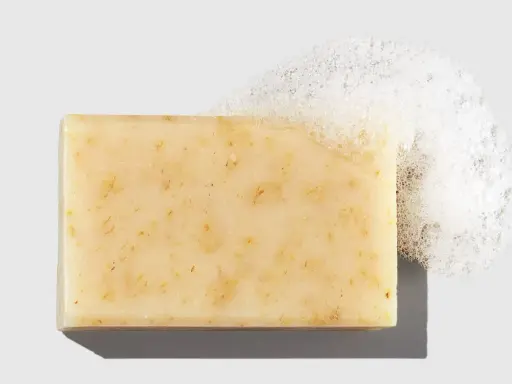 Sapone solido con bolle di schiuma, ideale per la pelle con dermatite atopica.