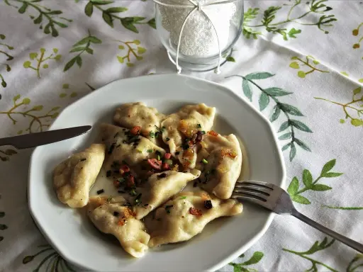 Pyszne pierogi z boczkiem i cebulką, idealne na obiad. Oto przepis na pierogi, który zachwyci każdego!
